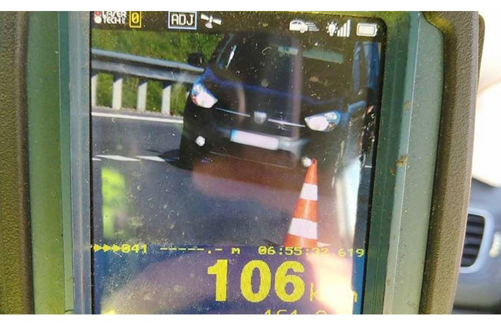 Mýtni policajti dnes ráno namerali vodičovi rýchlosť 106 km/h v úseku, kde platí štyridsiatka
