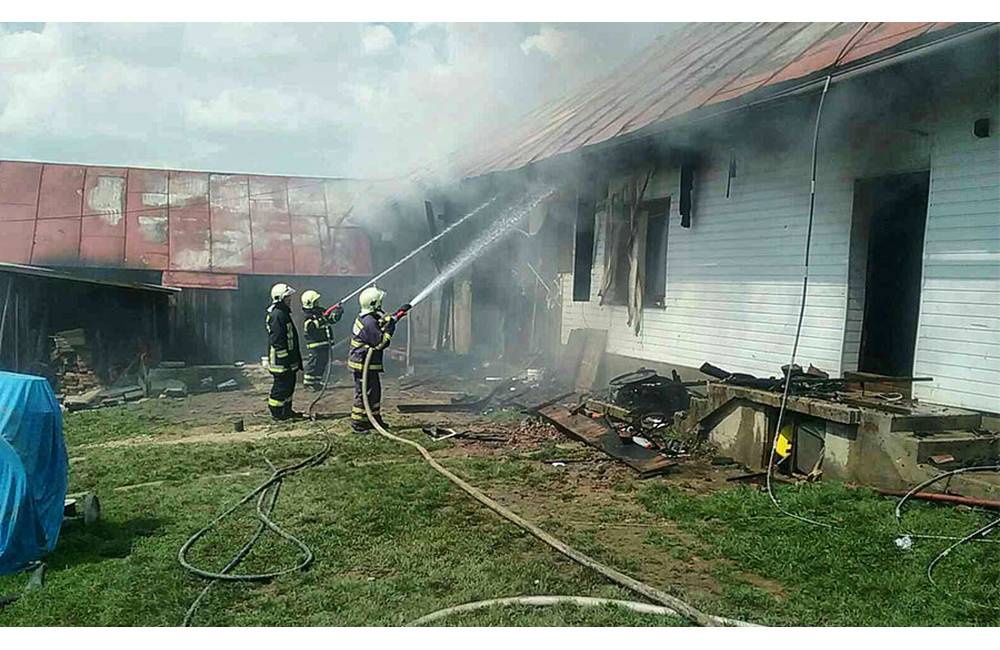 Foto: Na Orave došlo k požiaru hospodárskej budovy za rodinným domom, hasiči zasahovali takmer päť hodín