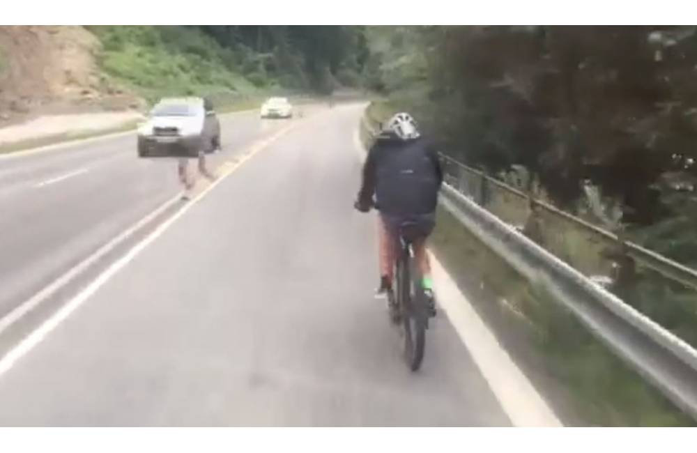 VIDEO: Po frekventovanej ceste pod Strečnom jazdil cyklista, väčšie vozidlá ho nemali kadiaľ obísť