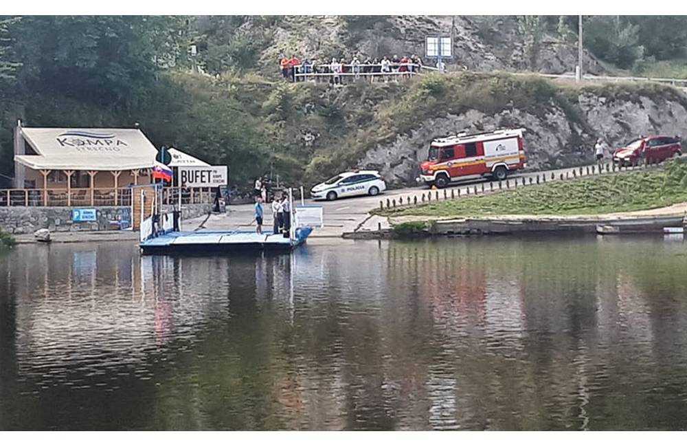 AKTUÁLNE: V obci Strečno spadlo auto do rieky Váh a potopilo sa pod hladinu