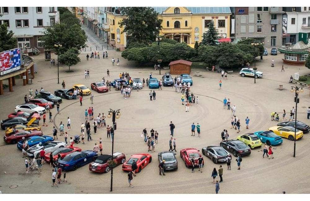 Žilinské ulice a námestie zaplnia v rámci charitatívnej akcie Rally Radosti superšportové autá