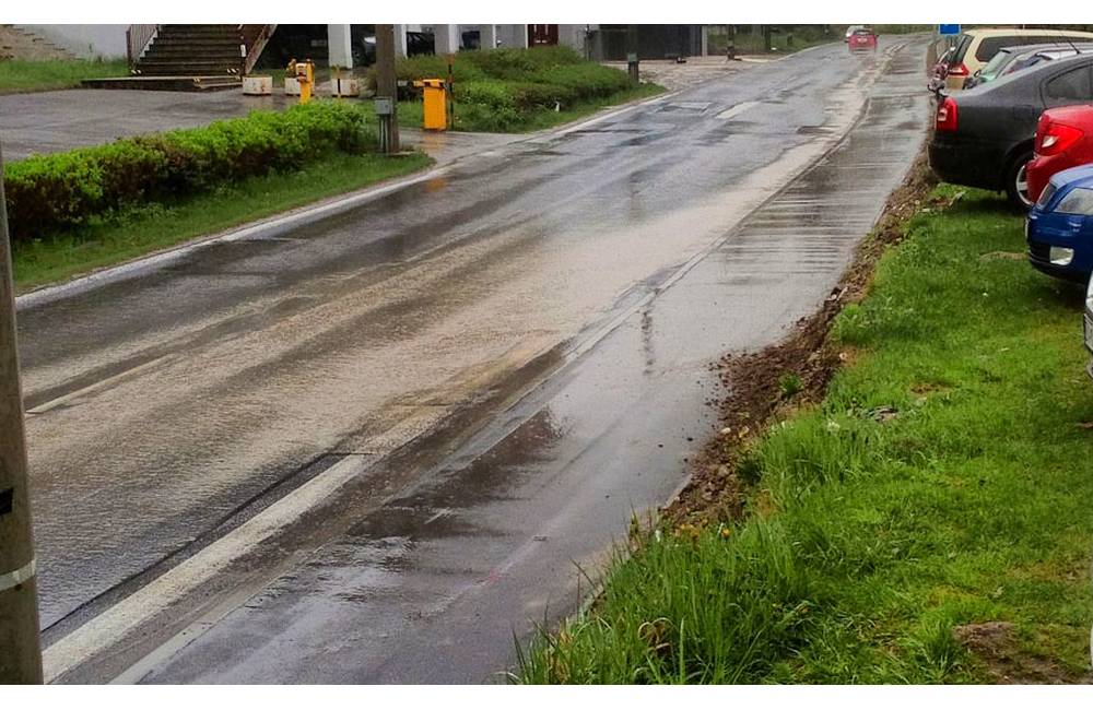 Mesto Žilina sa k problémom vytekajúcej vody a rozpadnutej krajnice na ulici Veľký diel nevyjadruje
