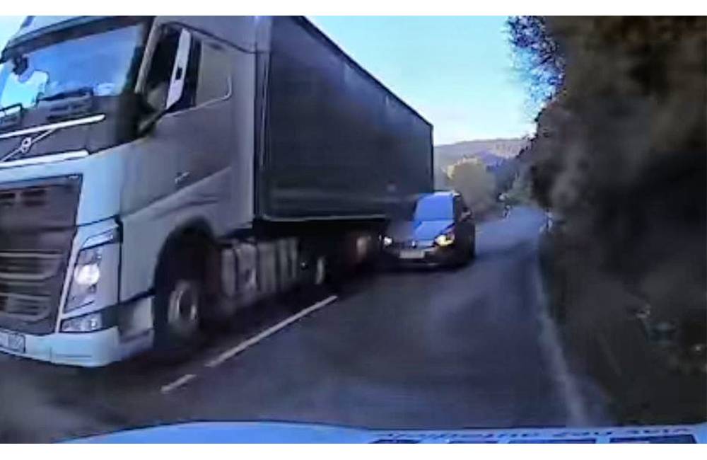 VIDEO: Nebezpečné predbiehanie kamióna  mohlo skončiť čelnou zrážkou, incident zachytila kamera