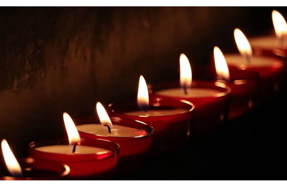 Hasiči v Lutišiach zapálili na cintoríne sviečku na každom hrobe namiesto ľudí, ktorí nemohli prísť