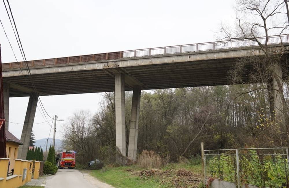 AKTUÁLNE: Pri Mojšovej Lúčke spadlo auto z mosta, kolóny sa tvoria už v Žiline