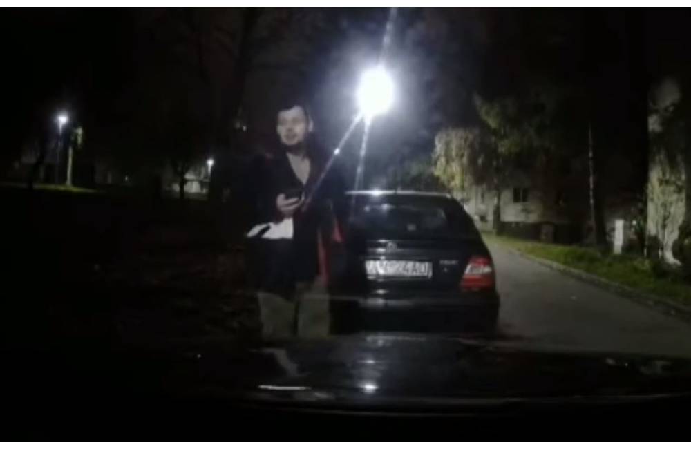 VIDEO: Dvaja neznámi muži poškodzovali zaparkované auto na sídlisku Hliny, majiteľ prosí o pomoc