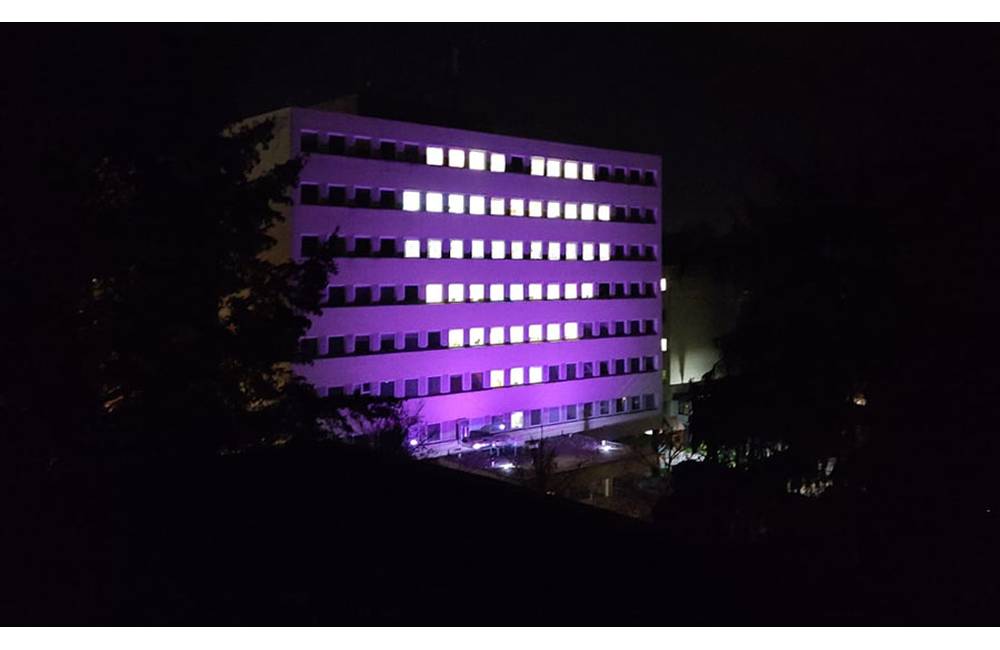 FOTO: Žilinská nemocnica sa dnes rozsvietila na purpurovo, pripomína deň predčasne narodených detí