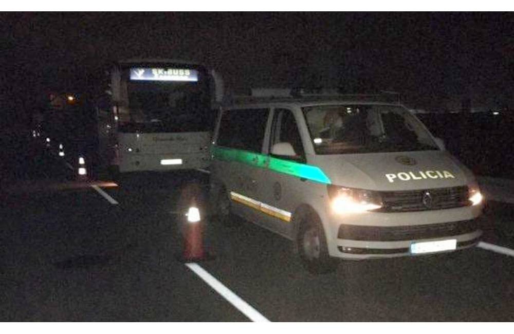 Policajti zastavili poľský autobus s nezaplateným mýtom, pri kontrole zistili, že bol ukradnutý