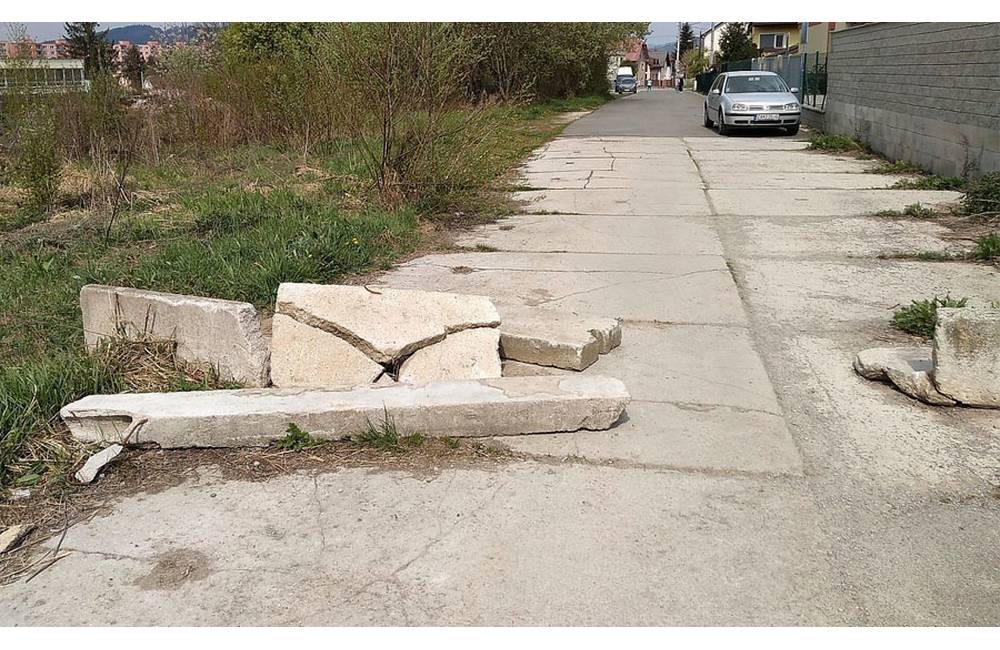 Prepojovaciu cestu z Bôrika na Solinky niekto zasypal kusmi betónu, mesto ich odstránilo