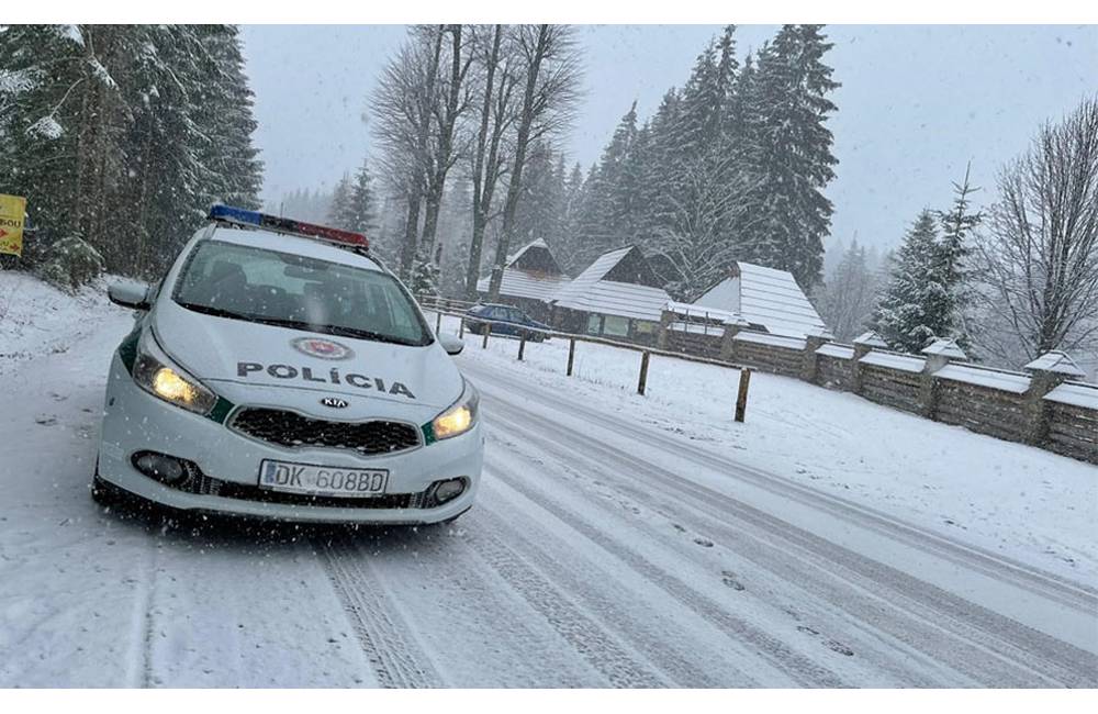Polícia vyzýva vodičov k opatrnosti, na cestách v Žilinskom kraji sa objavuje sneh aj poľadovica