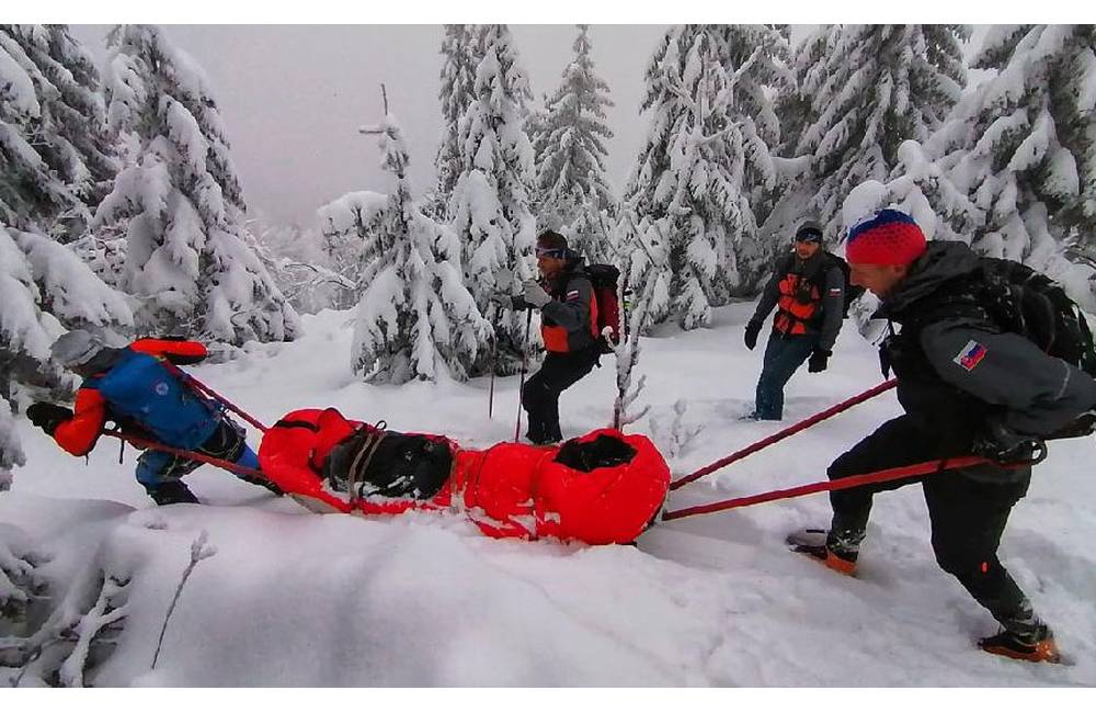 Turisti našli pri výstupe na Malý Kriváň vyčerpaného ležiaceho muža, ten odmietal pomoc záchranárov