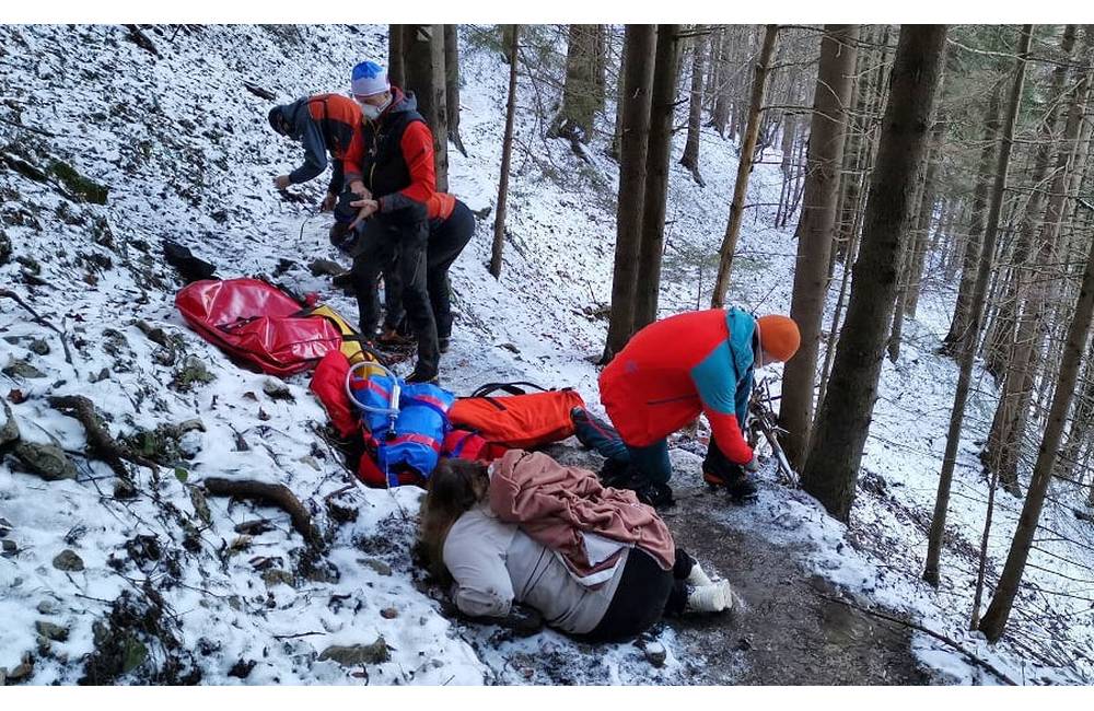 Horskí záchranári v nedeľu pomáhali 24-ročnej turistke, ktorá si v Nových dierach poranila nohu