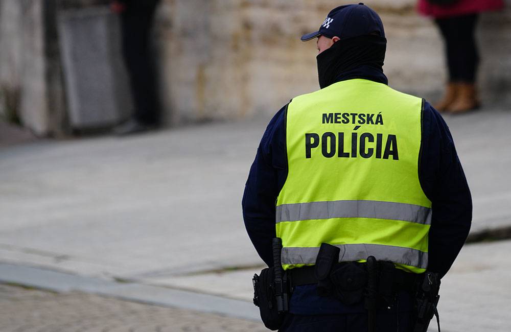 Dodržiavanie zákazu vychádzania kontroluje aj mestská polícia, počas víkendu zistila 23 porušení