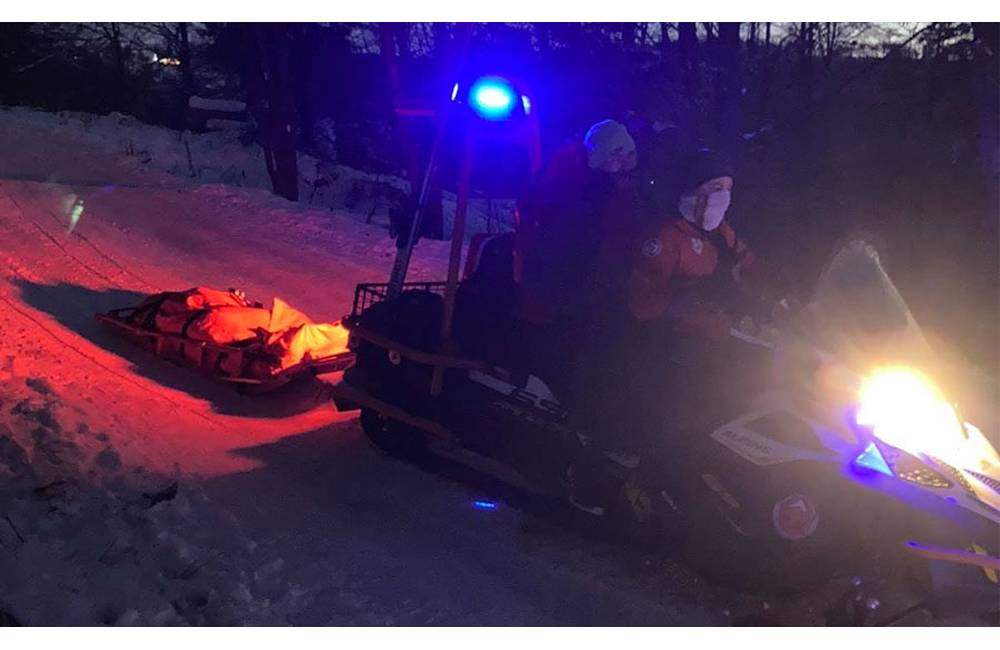 Na Kysuciach našli v snehu ležať 16-ročného chlapca, pomoc mu poskytli horskí záchranári