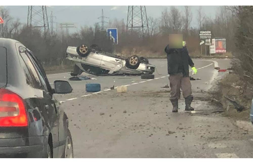 AKTUÁLNE: Na výjazde zo Žiliny do Tepličky nad Váhom došlo k nehode, auto skončilo prevrátené na streche