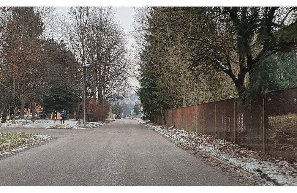 Úsek ulice Poľná, ktorá spája mestské časti Hliny a Bôrik, chcú opätovne zjednosmerniť