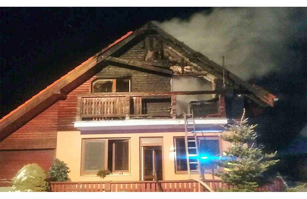 Na Liptove došlo k požiaru rodinného domu, profesionálni a dobrovoľní hasiči ho uhasili do troch hodín