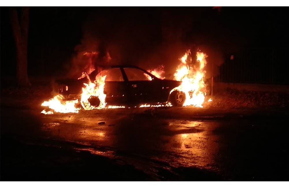 VIDEO: Hasiči zasahovali pri ďalšom požiari v Žiline, na sídlisku Vlčince zhorelo osobné auto