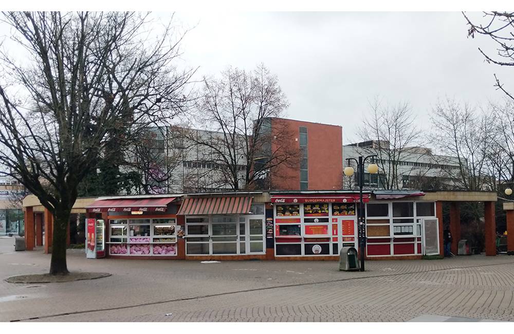 Odstráneniu arkád na Hlinkovom námestí v Žiline bráni súdny spor o vypratanie stánkov