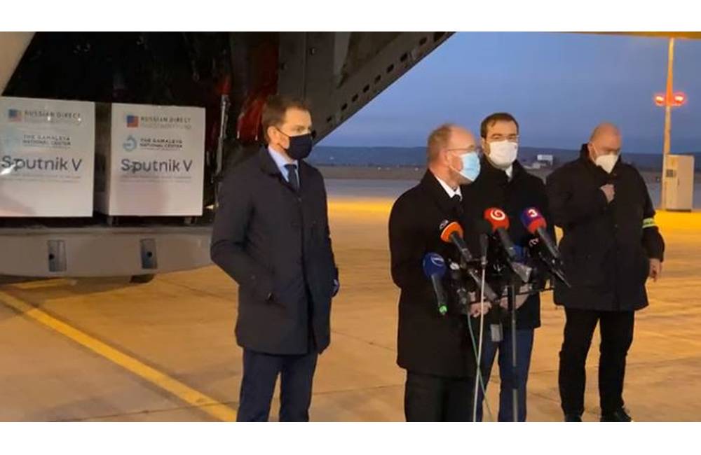 AKTUÁLNE: Na Slovensku pristálo vládne lietadlo s dávkami vakcíny Sputnik V