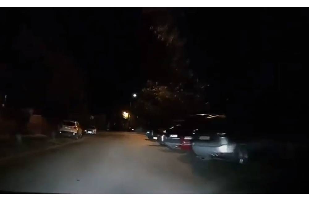 V noci jazdia po žilinských sídliskách tri podozrivé autá, ktorých posádka si obzerá parkujúce vozidlá
