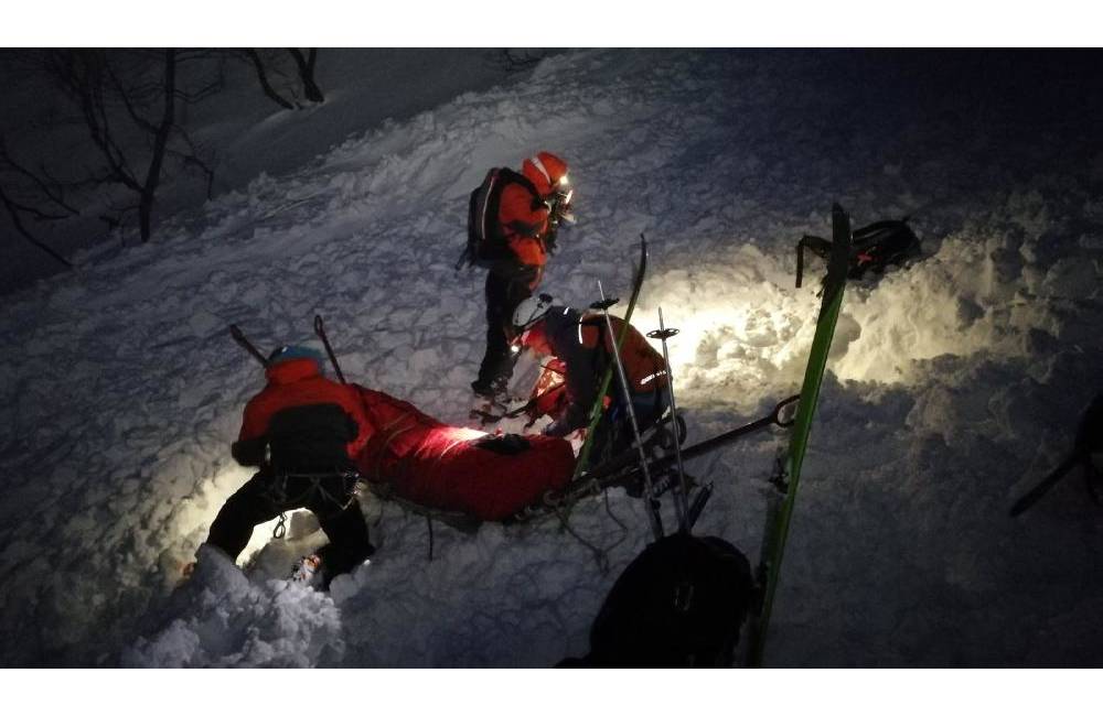Dvoch mužov zasypala v Malej Fatre počas soboty lavína, ďalší turista neprežil kolaps na chodníku