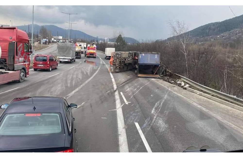 AKTUÁLNE: Na Ľavobrežnej sa opäť prevrátilo nákladné auto, premávka v jednom pruhu je obmedzená