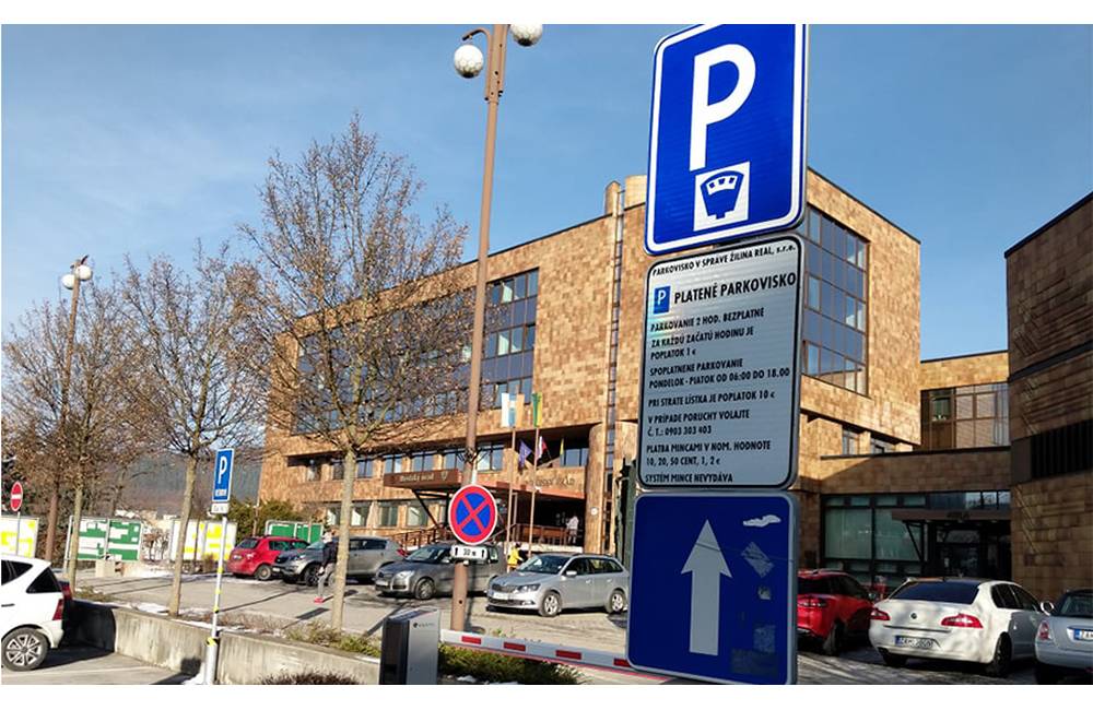 Zlepšiť situáciu s parkovaním v Žiline má niekoľko krokov, poslanci žiadajú plán spustenia parkovacej politiky