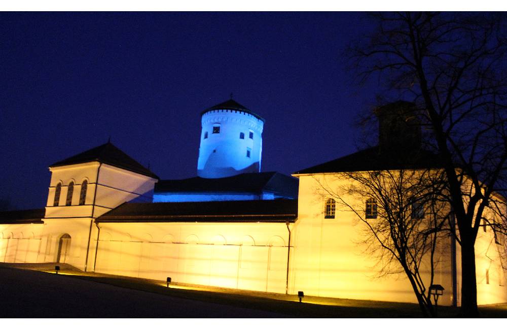 Po zelenej bude Budatínsky hrad na Veľkú noc svietiť na modro