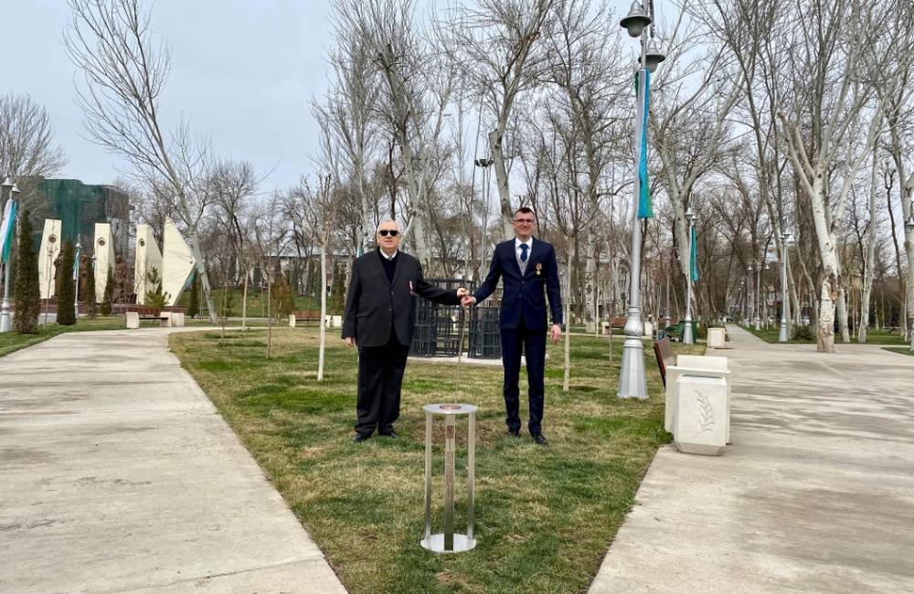 FOTO: V Uzbekistane vysadili prvý Strom pokoja, postaralo sa o to združenie zo Žiliny