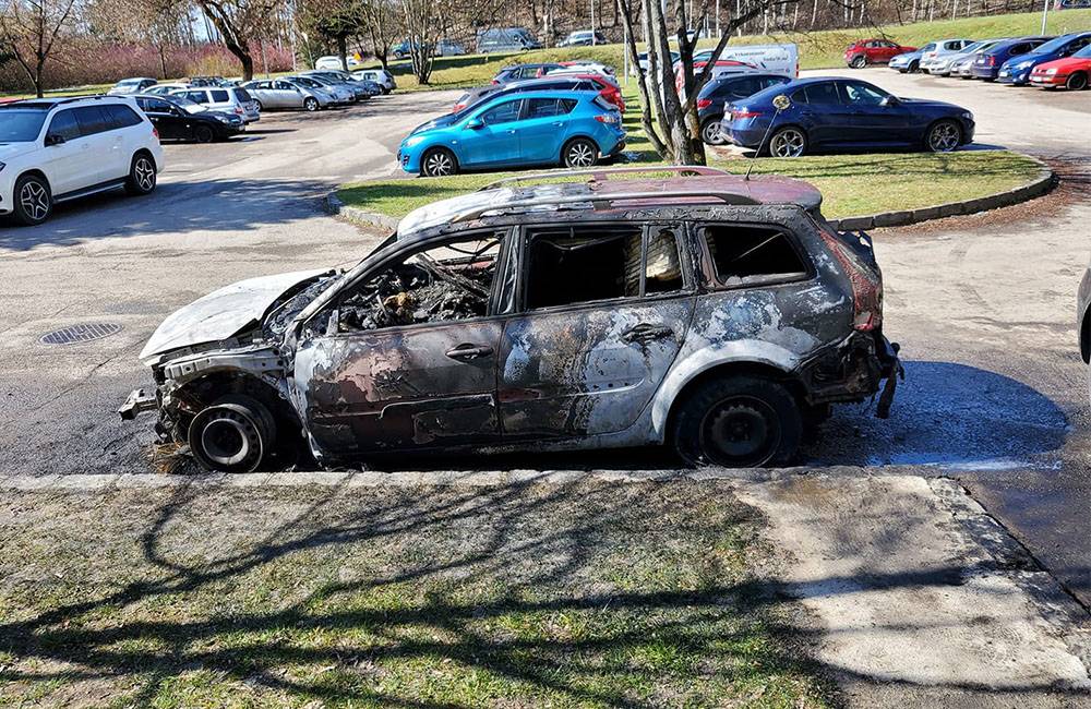 VIDEO: Pri požiari auta na sídlisku Vlčince bola spôsobená škoda 2-tisíc eur, prípad vyšetruje polícia