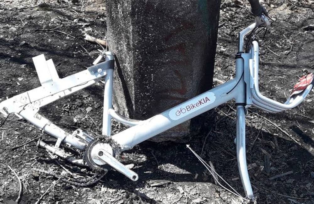 Zdieľané bicykle v Žiline nefungujú ani dva týždne a jeden z nich už niekto kompletne zdemoloval