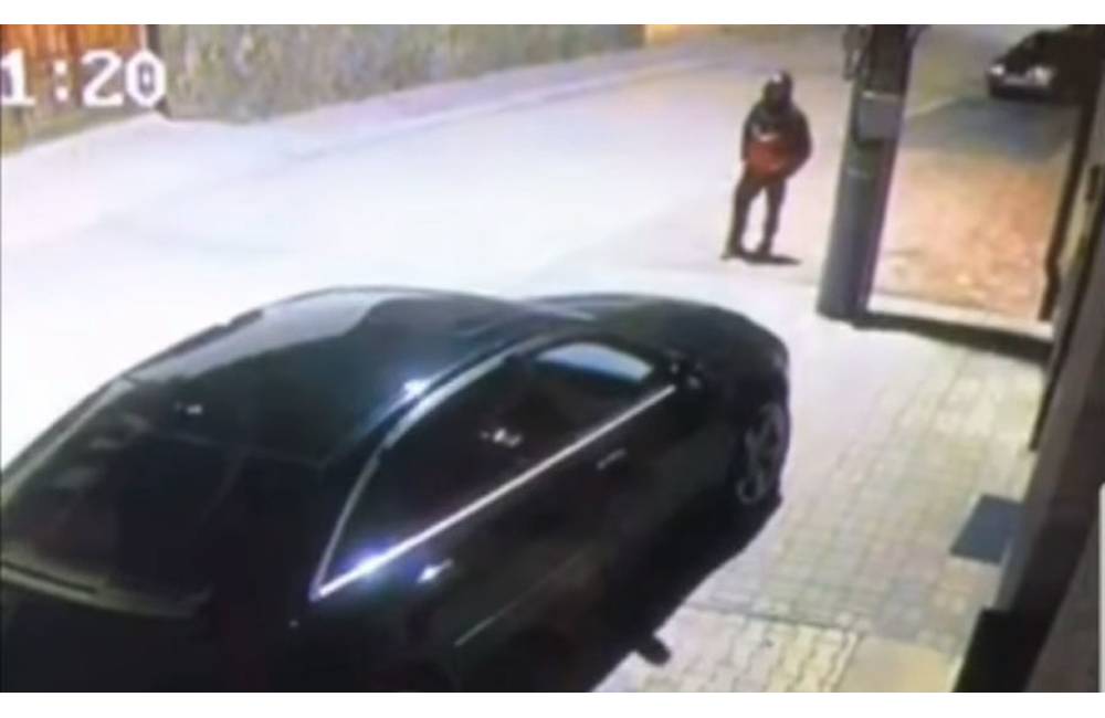 VIDEO: Neznámy páchateľ ukradol tabuľku s evidenčným číslom na zaparkovanom aute, nepoznáte ho?