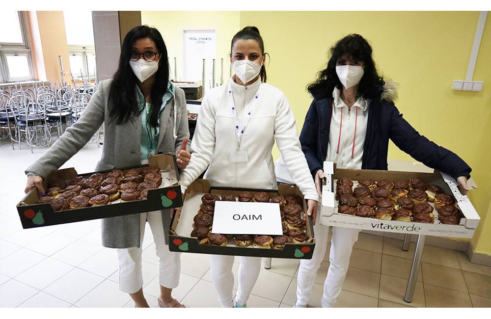 Cukrári z Tatier doniesli zdravotníkom v žilinskej nemocnici 2000 čerstvých veterníkov