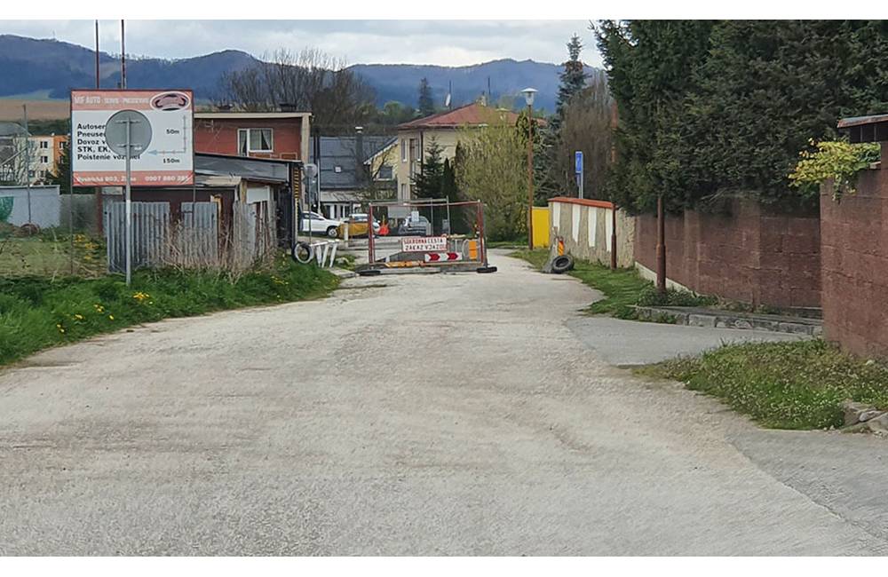 Zábrany na ceste z Bytčice do Rosiny blokujú autám prejazd, samospráva bude vo veci ďalej konať