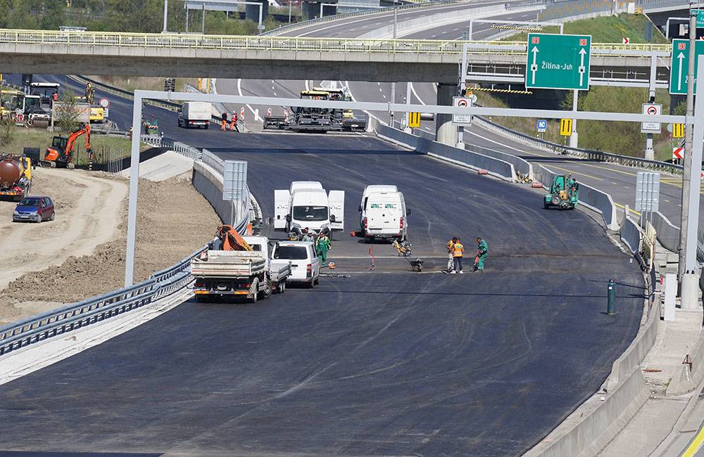 FOTO + VIDEO: V rozšírenej križovatke diaľnic D1 a D3 pokladajú asfalt, uzávierky potrvajú do 23. mája