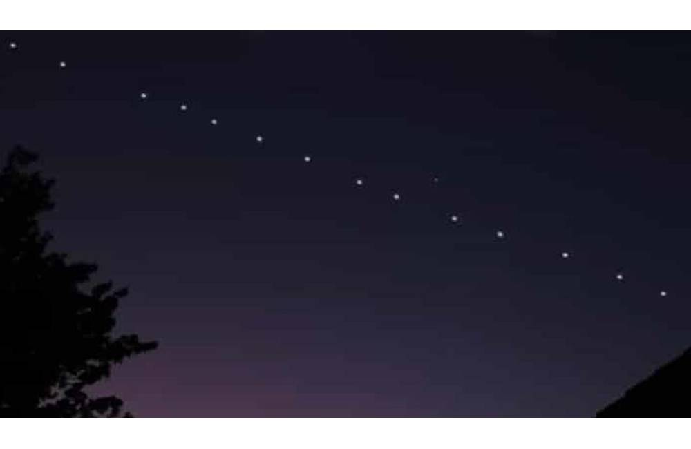 Na nočnej oblohe v Žilinskom kraji vidieť lietajúce osvetlené objekty, ide o ďalšie satelity Starlink