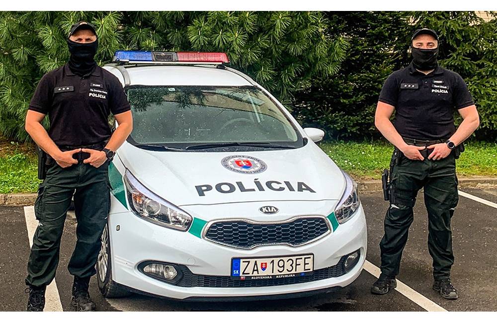 Foto: Policajti v Žiline namerali rýchlo idúce auto, po vysvetlení blížiaceho sa pôrodu posádku eskortovali do nemocnice