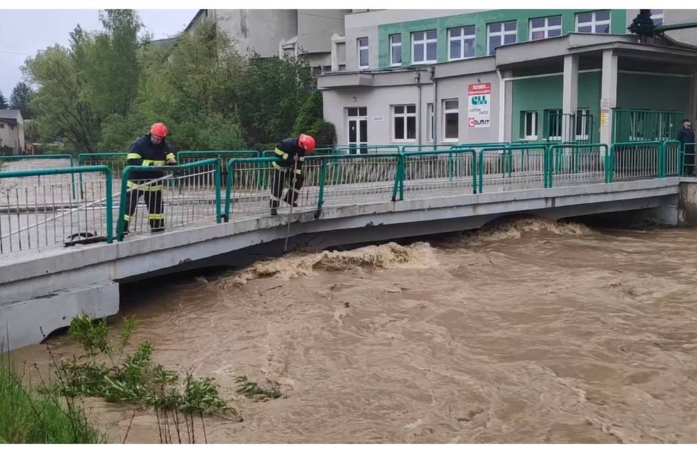 VIDEO: Hladina rieky Rajčanka stúpa, v obci Lietavská Lúčka dosiahla úroveň mosta