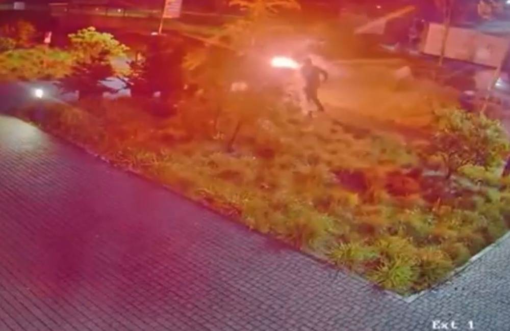 VIDEO: Dúhové vlajky na Poštovej v noci zapálili. Vandali poškodili aj osvetlenie