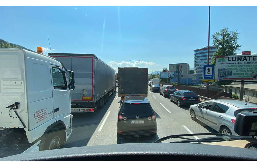 AKTUÁLNE: V Žiline sa vytvorila dlhá kolóna, Košickú ulicu blokuje pokazený kamión