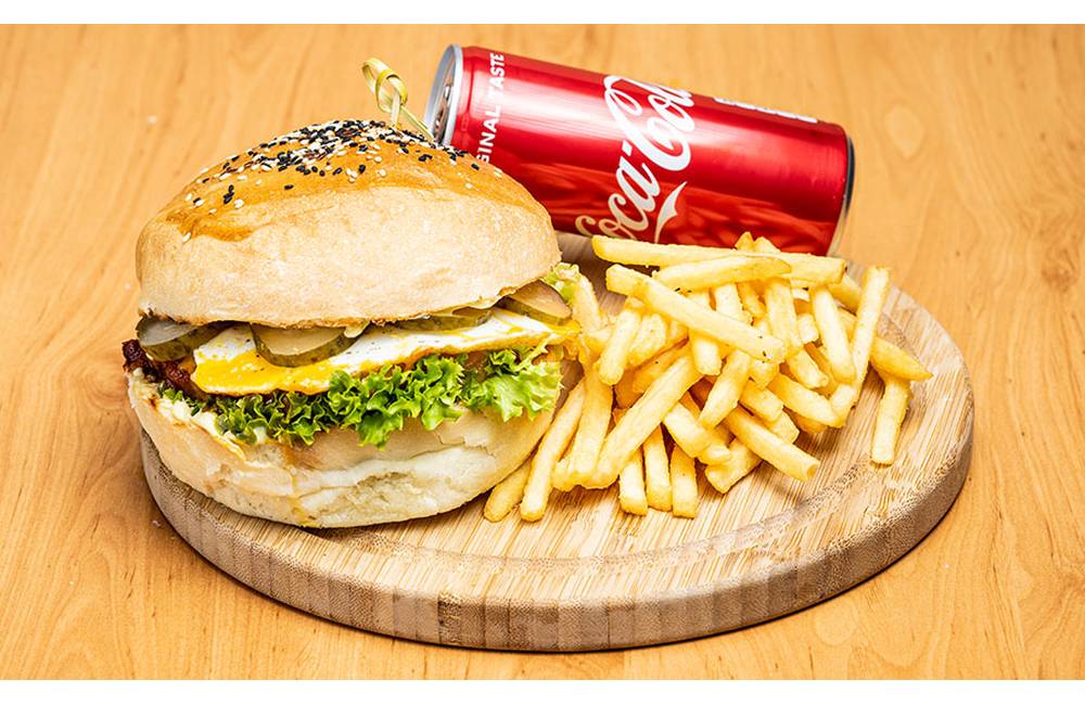 V Žiline spustili novú donáškovú službu zameranú na chutné hamburgery v poctivej domácej žemli