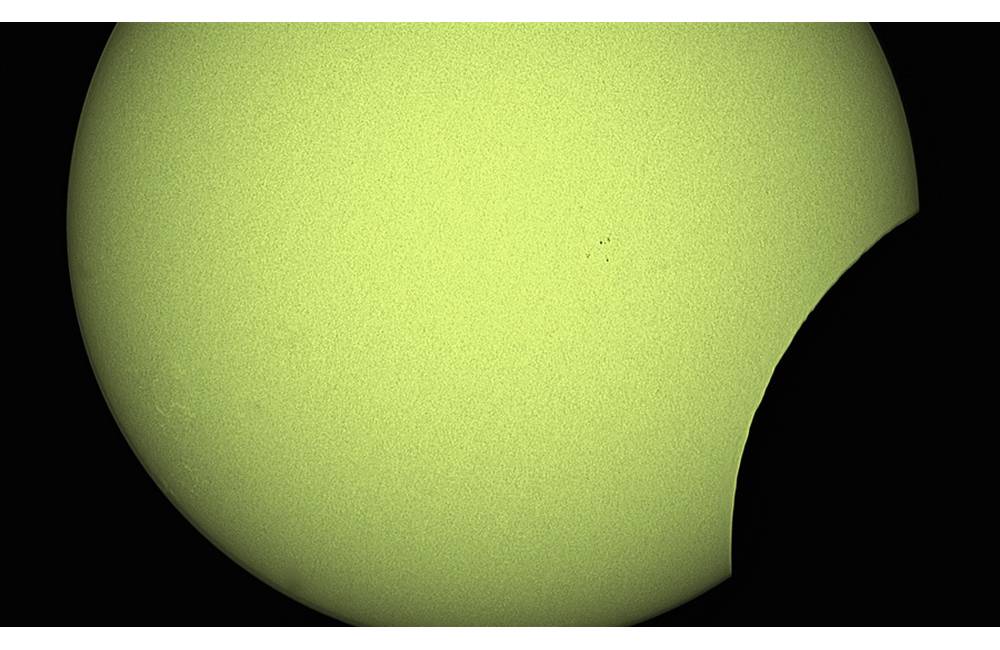 Amatérsky astronóm Roman Osika zachytil dnešné čiastočné zatmenie Slnka na snímkach pomocou ďalekohľadu