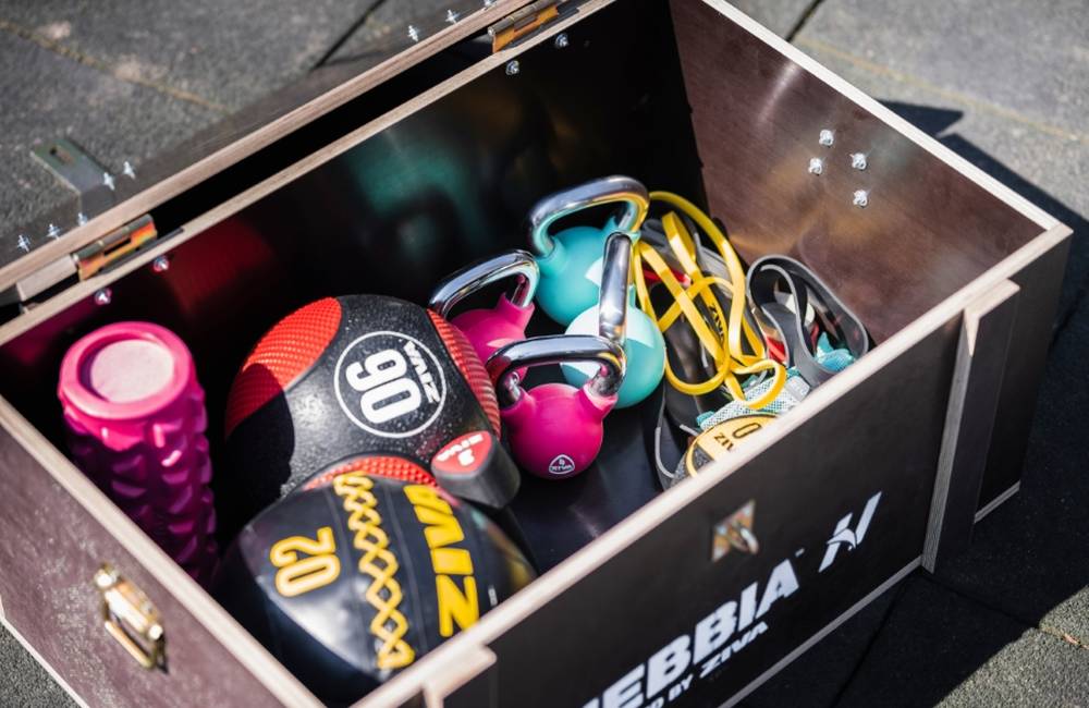 Žilinská fitness značka darovala obyvateľom workout box s pomôckami na cvičenie 
