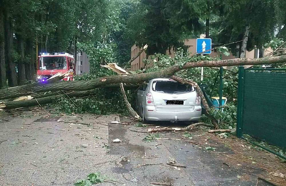 FOTO: Po včerajšej búrke zasahovalo v Žilinskom kraji 79 profesionálnych a 148 dobrovoľných hasičov