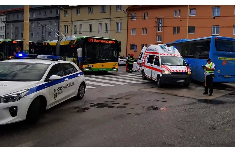 AKTUÁLNE: V centre Žiliny došlo k tragickej nehode, autobus zrazil chodca na priechode
