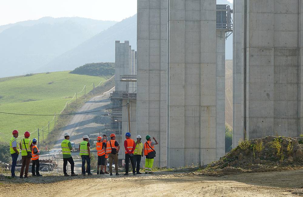 Na ceste medzi obcami Višňové a Turie bude pre stavbu diaľnice niekoľko dní obmedzená premávka