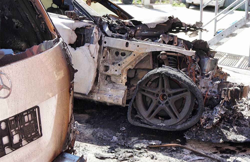 FOTO: V areáli žilinskej firmy niekto podpálil dve osobné autá, spôsobená škoda je 53-tisíc eur