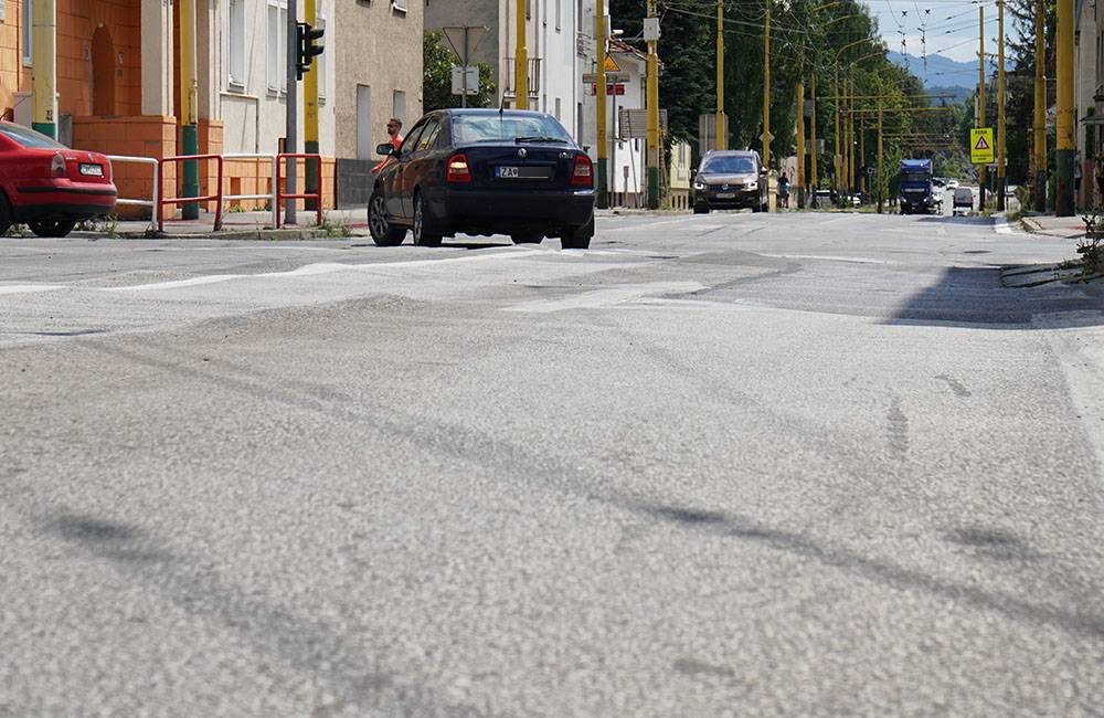 Zvlnený asfalt na križovatke ulíc Komenského a Veľká okružná budú vymieňať, vodičov čakajú obmedzenia