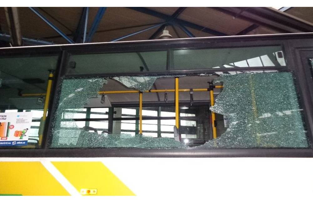 36-ročný muž hádzal kamene do trolejbusu na Hájiku, spôsobil škodu za približne 3-tisíc eur